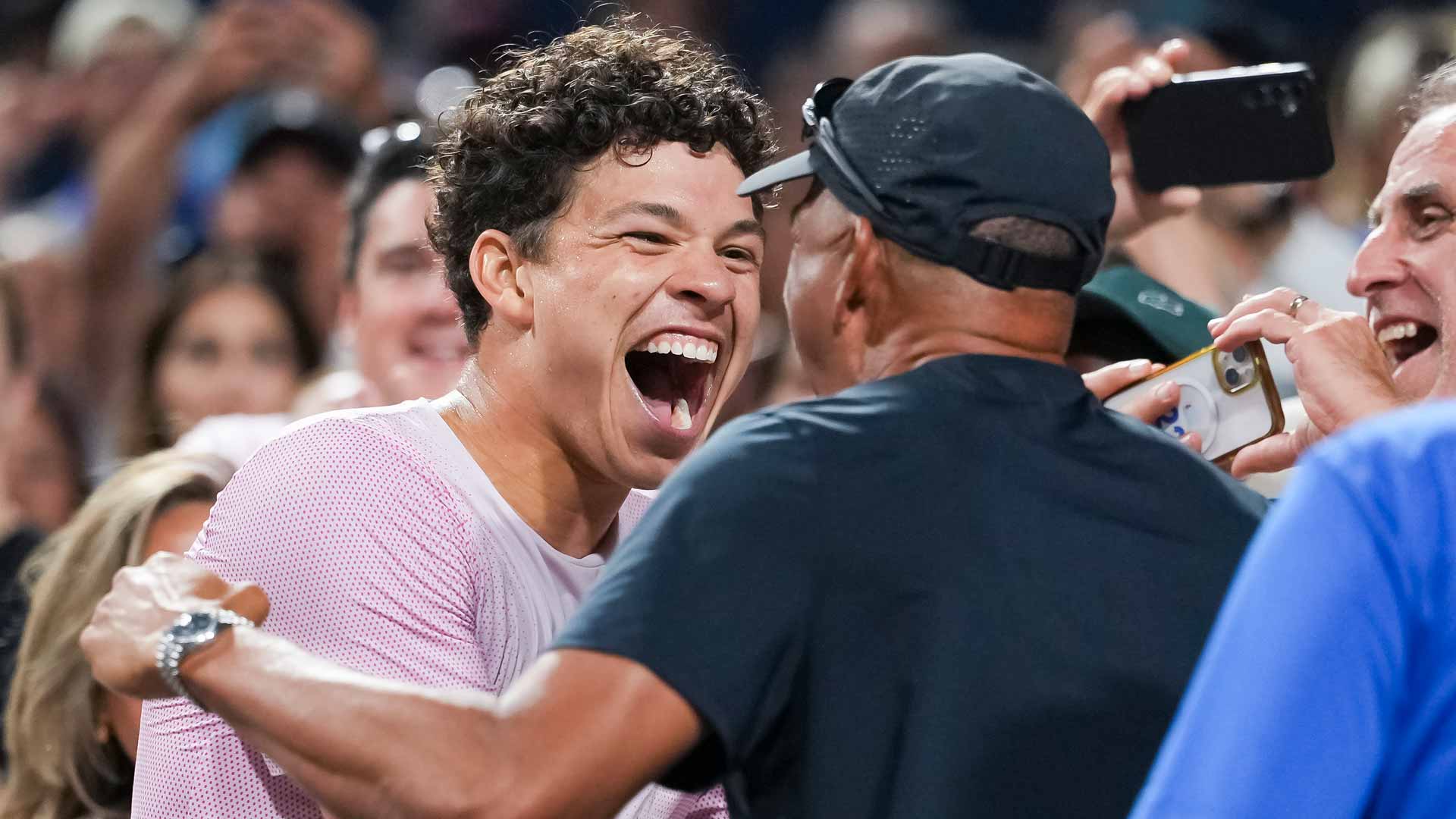 Ben Shelton celebrates his first ATP Masters 1000 title on Thursday evening in Toronto with father and coach Bryan Shelton.
