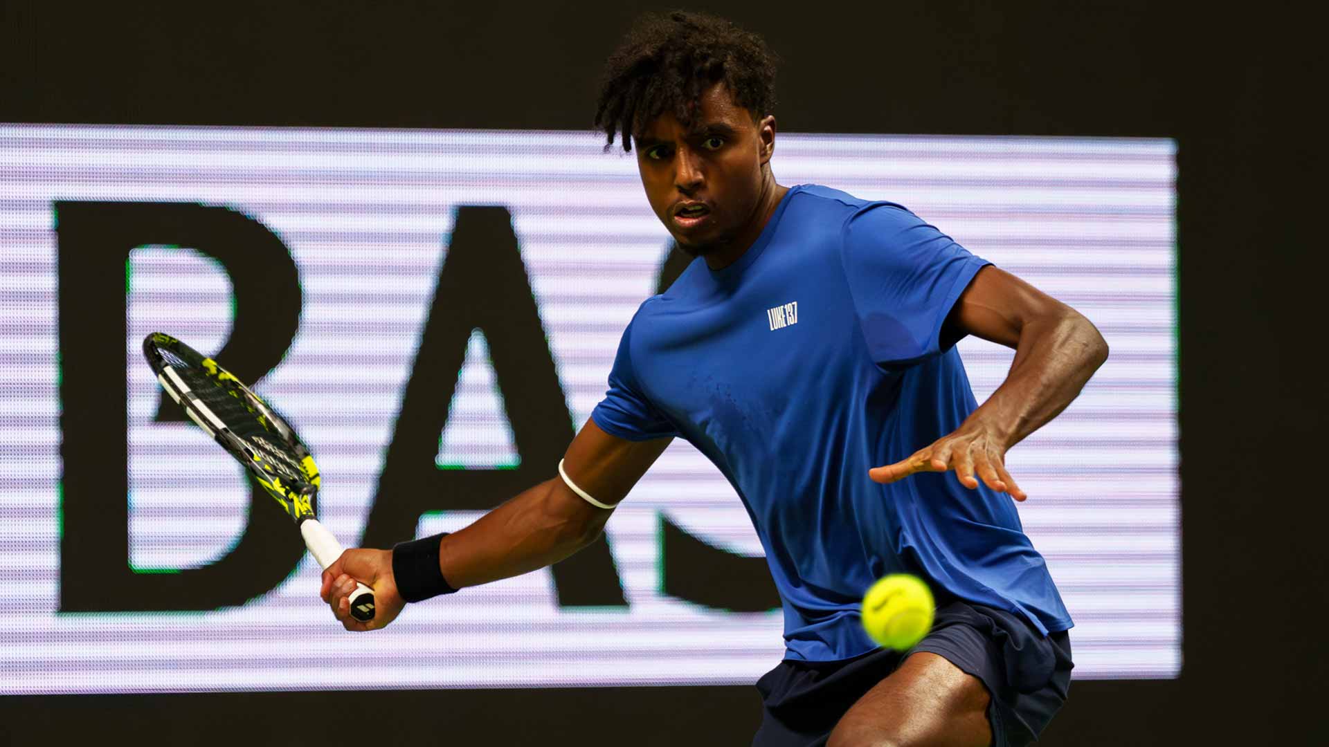 Elias Ymer defeats his brother Mikael Ymer 6-2, 7-6(4) in Stockholm.