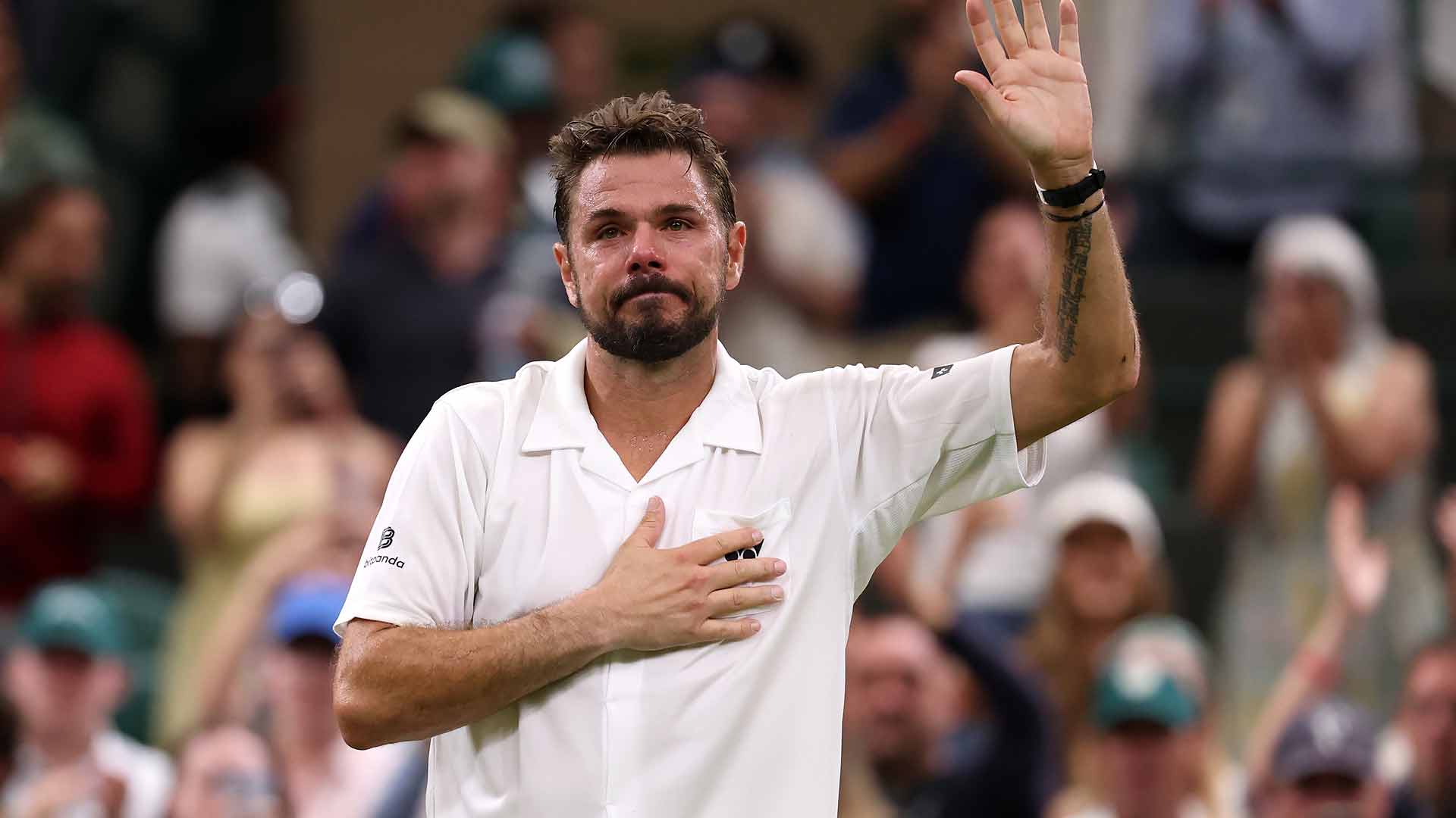 Stan Wawrinka waves to the Wimbledon crowd after falling to Matteo Berrettini in four sets Tuesday evening.