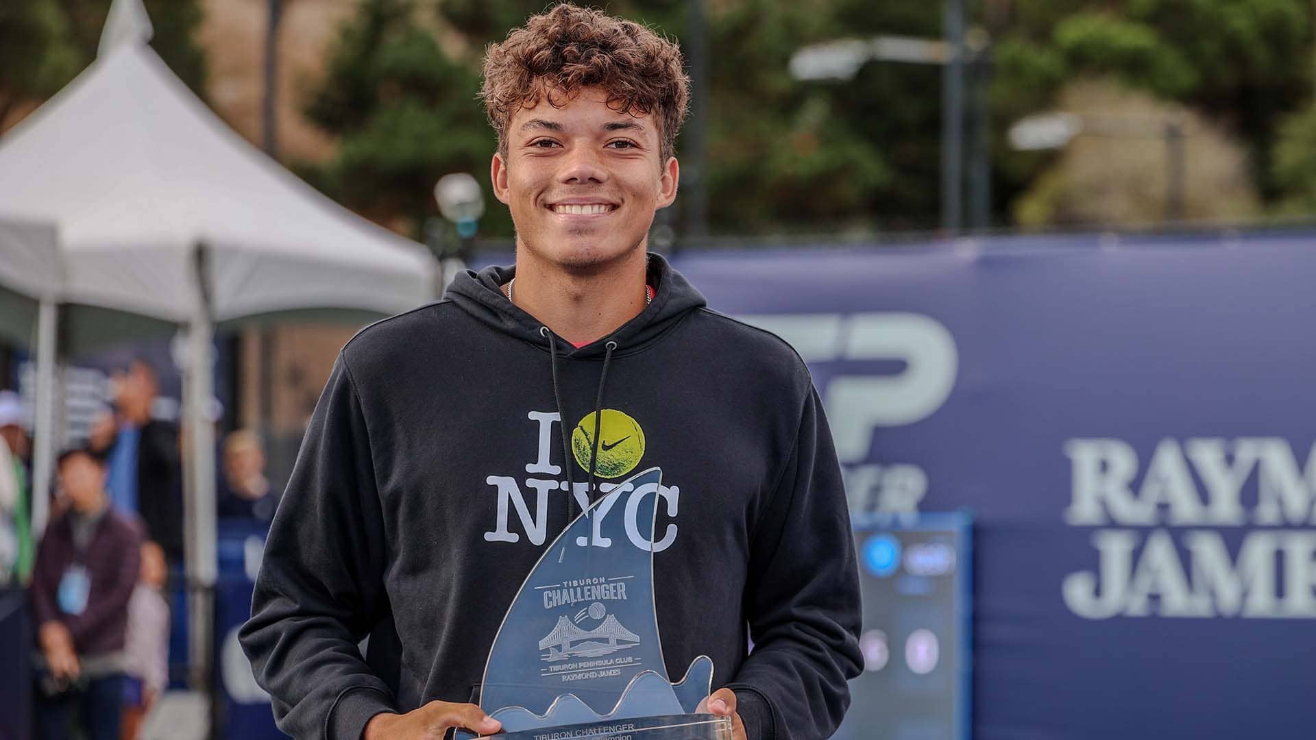 Darwin Blanch, the youngest American to win an ATP Challenger 125 title, is crowned champion in Tiburon, California.