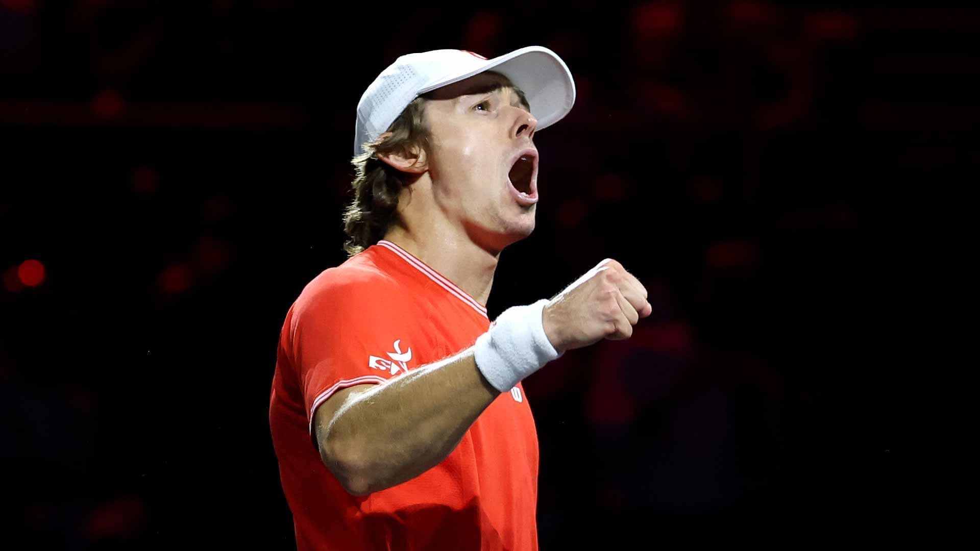 Alex de Minaur defeats Alexander Zverev in three sets on Saturday at the Laver Cup.