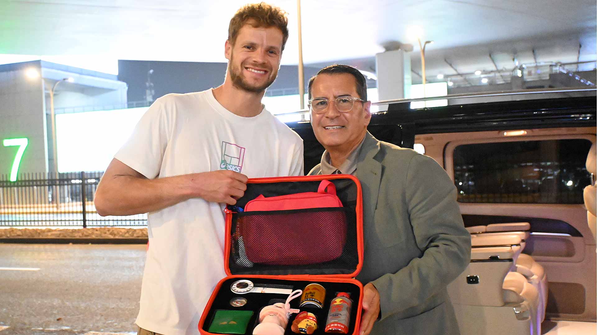 Yannick Hanfmann accepts the Red Bull welcome gift from Tournament Director Michael Lueveno.